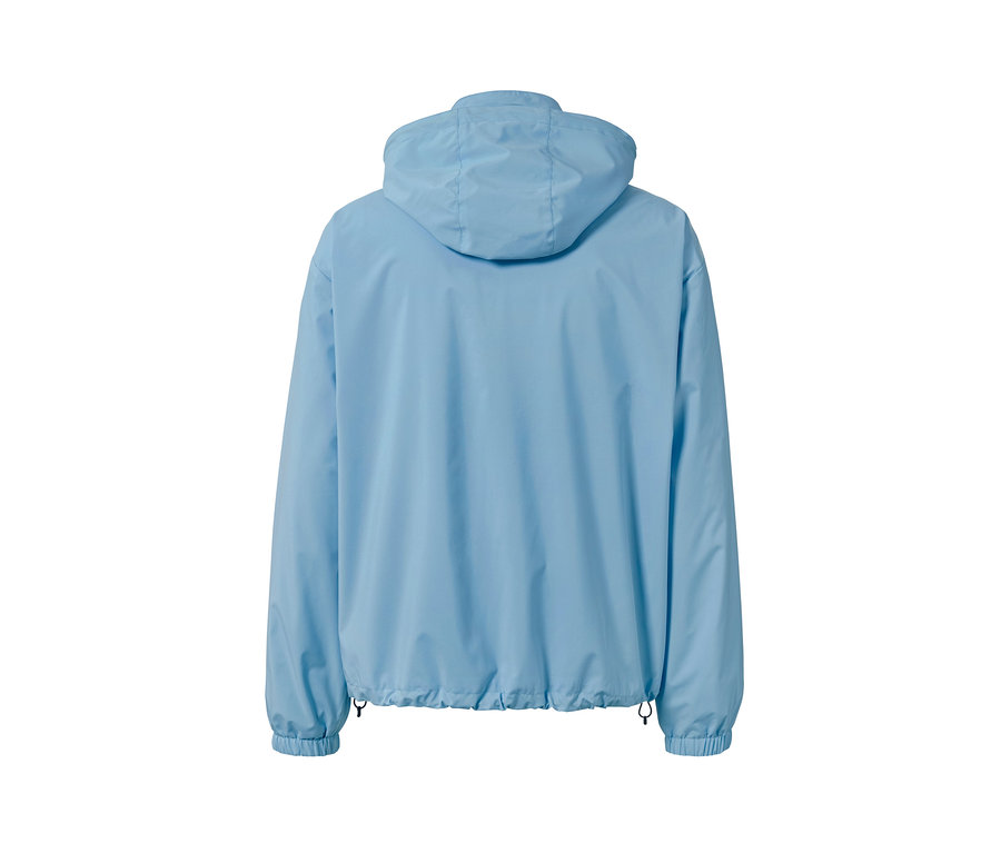Rückansicht einer hellblauen Windbreaker-Jacke mit Kapuze.