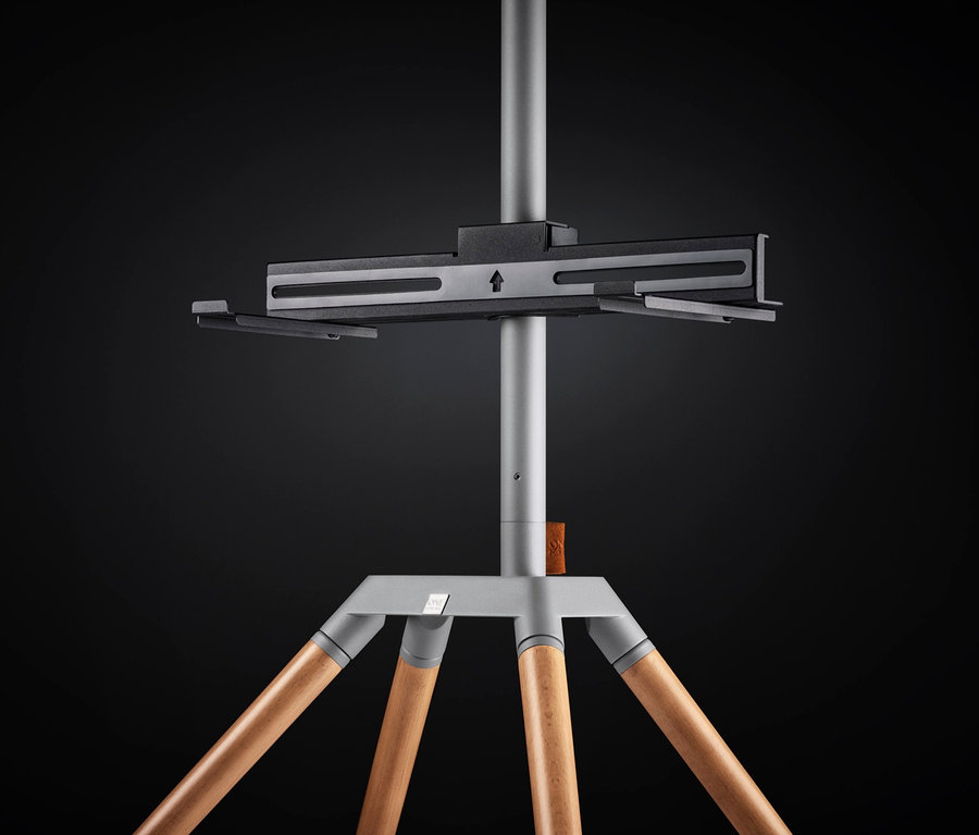 Detailaufnahme eines ONE FOR ALL Universal-TV-Ständers »Quadpod WM7476«, Eiche und Silbergrau 32"-70".