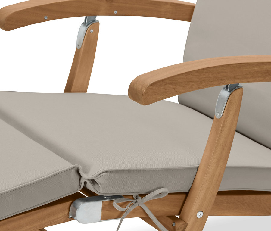 Detailansicht eines Deckchairs mit Polsterauflage.