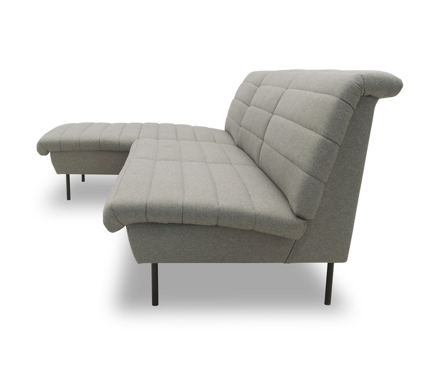 Graues Ecksofa mit Fußhocker auf schwarzen Füßen. LOOKS by Wolfgang Joop Ecksofa, links, steel.