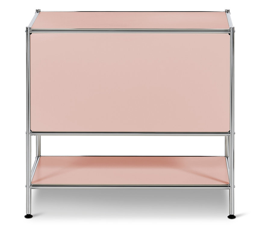 Schrank mit rosa Paneelen und Chromrahmen.