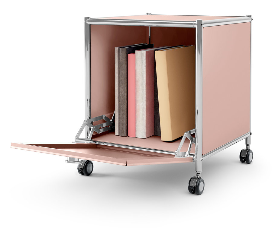 Rosa Rollcontainer mit geöffneter Tür, im Inneren befinden sich Bücher.