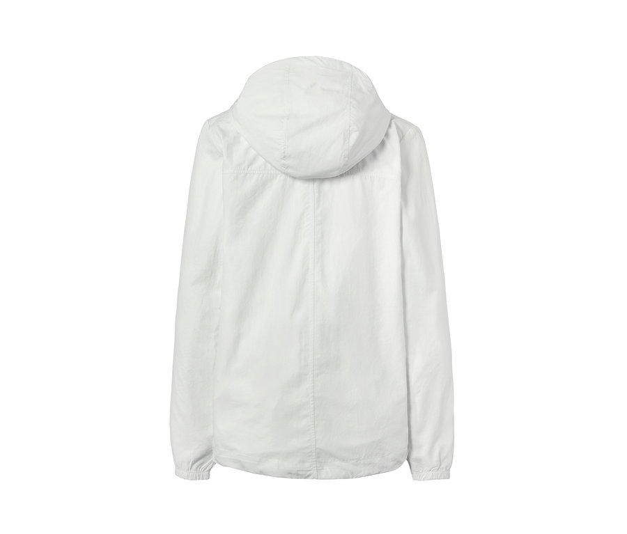 Detailansicht einer weißen Windjacke mit Kapuze von hinten.