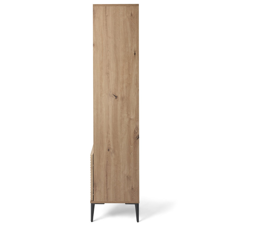 Seitenansicht eines hohen Holzschranks mit schwarzen Beinen.