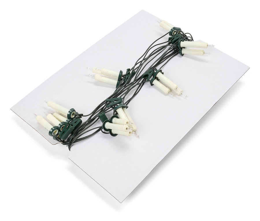 Lichterkette auf einer weißen Oberfläche.