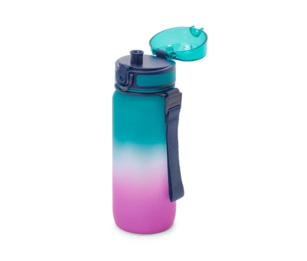 Eine Trinkflasche mit Kühlakku, Farbverlauf von Türkis zu Lila, mit blauem Deckel und Trageschlaufe.