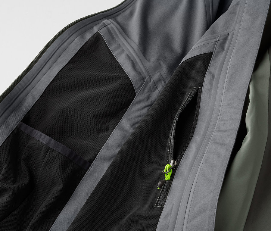 Detailansicht einer 3-Lagen-Outdoorjacke.