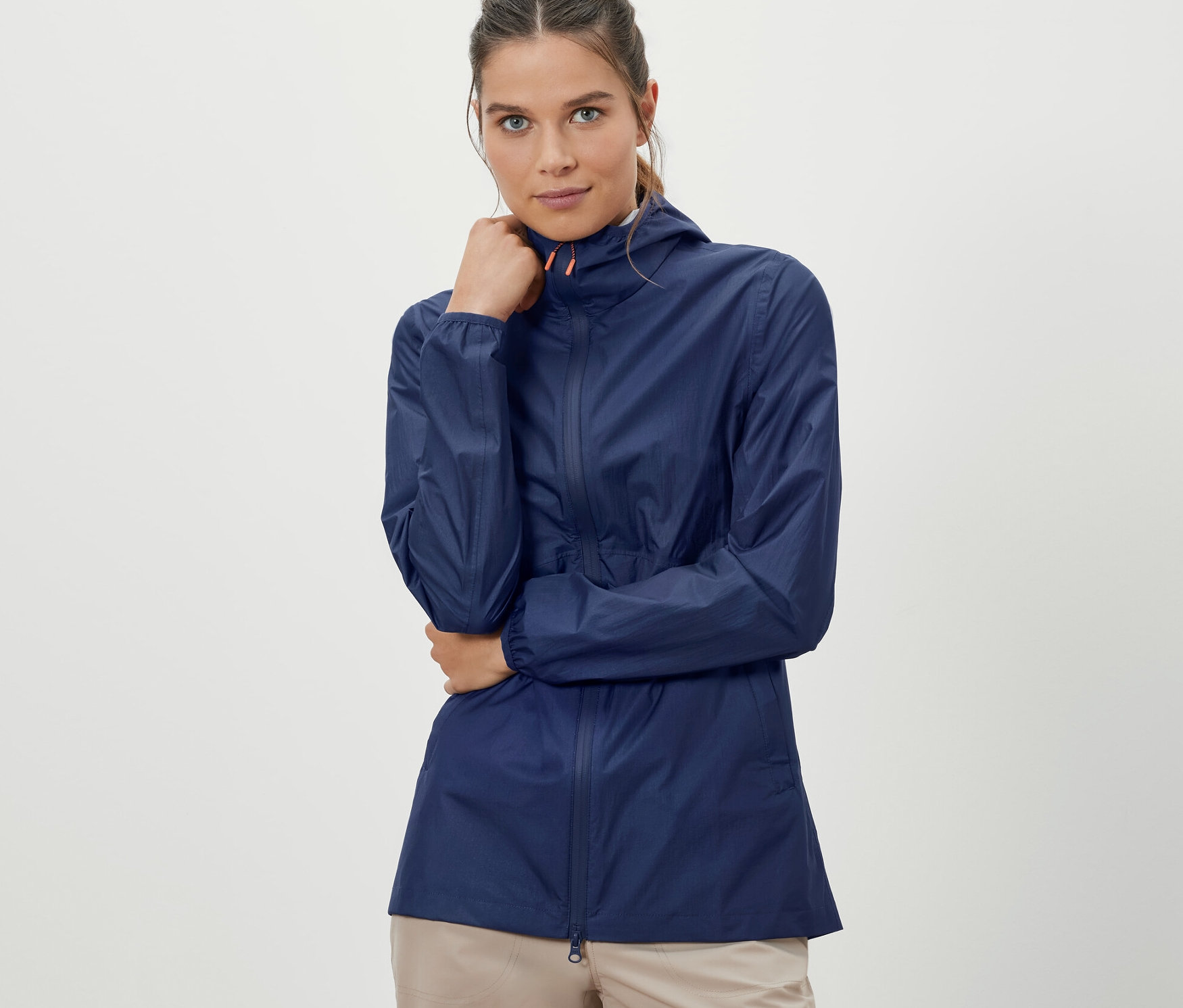 Frau trägt eine ultraleichte Regenjacke »packable«.