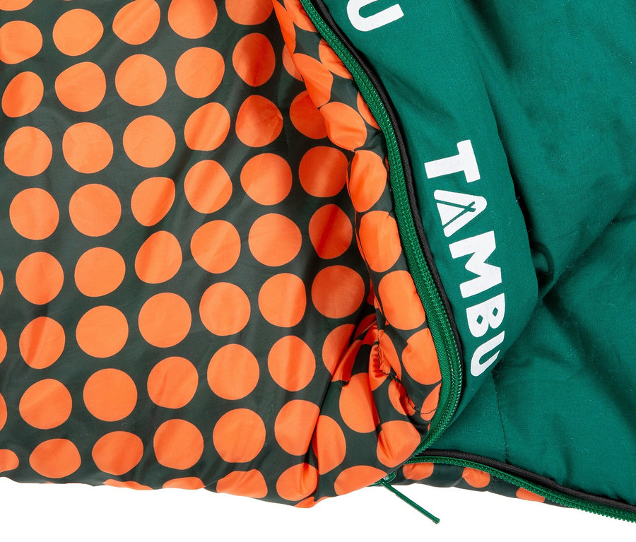Der geöffnete Tambu Mumienschlafsack »KARA 1000« zeigt eine Außenseite mit orangefarbenen Punkten auf dunkelgrünem Grund und ein grünes Inneres.