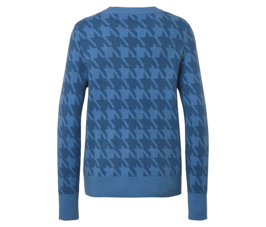 Blauer Pullover mit Hahnentrittmuster.