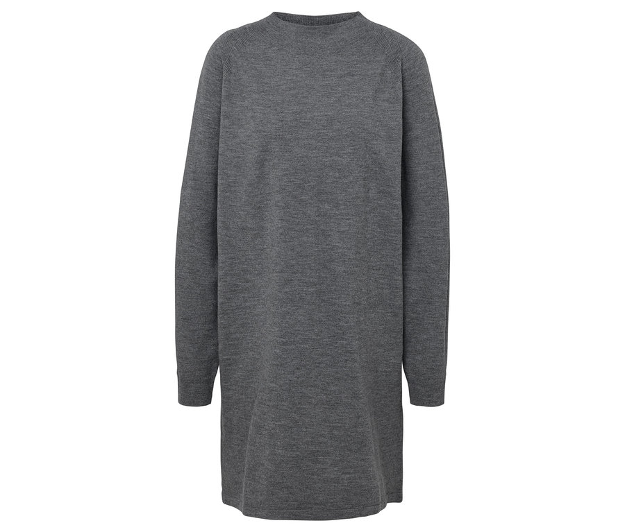 Graues Strickkleid mit langen Ärmeln.
