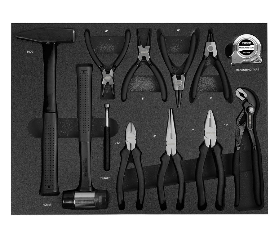 Schwarz-Weiß-Foto eines FEISTOS Werkstattwagens, 158-teilig, mit Hammer, Zangen und einem Maßband, alles in einer Schaumstoffeinlage angeordnet.