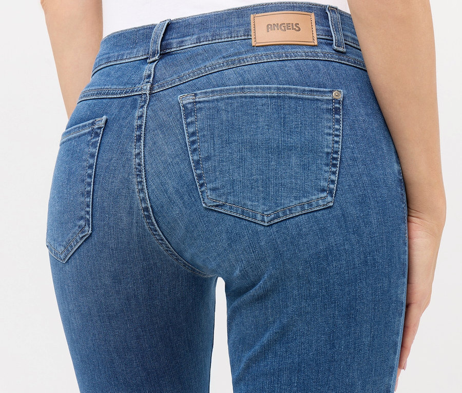 Rückansicht einer Frau in blauen Angels Jeans.