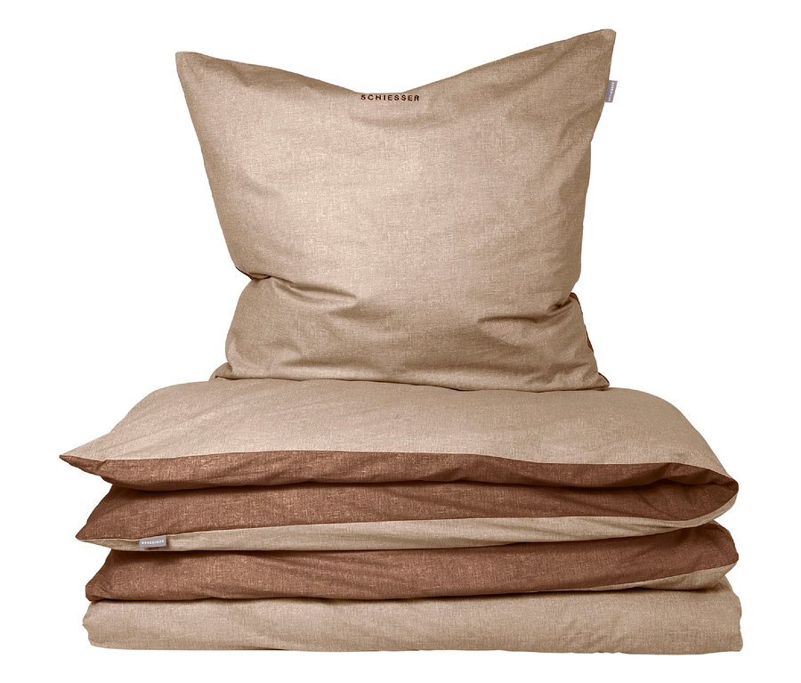 Stapel beiger Bettwäsche und Kissen.