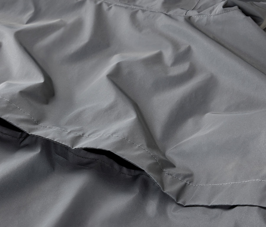 Detailaufnahme einer grauen, reflektierenden Sportjacke.