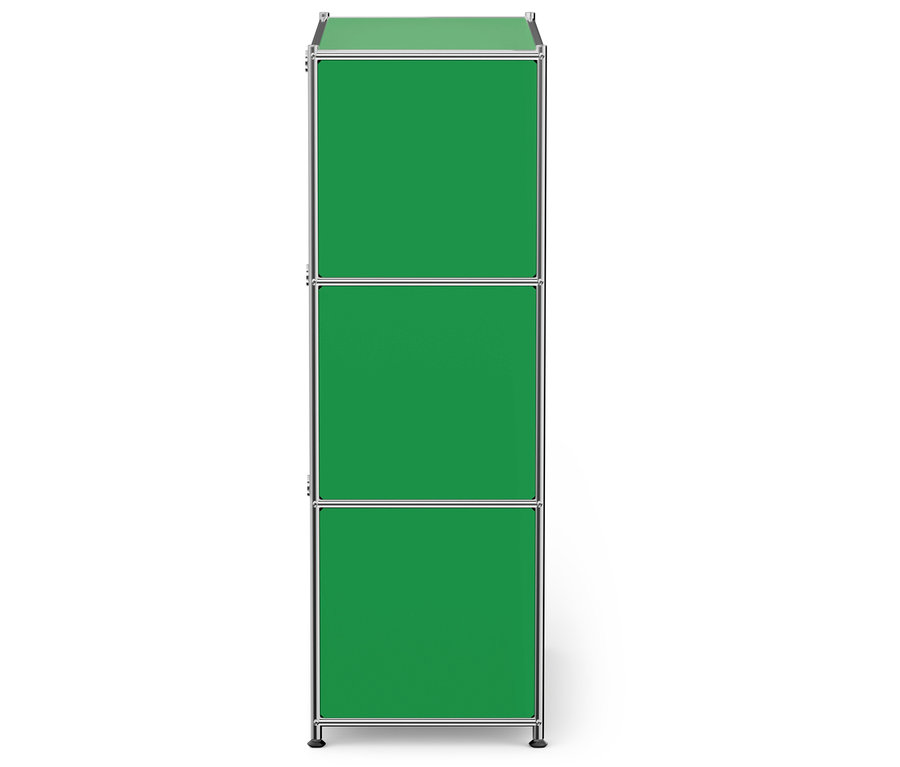 Dreistöckiger Schrank mit grünen Paneelen und silbernem Rahmen auf weißem Hintergrund.