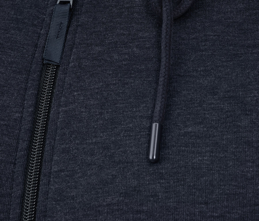 Detailansicht einer Funktionsjacke mit Kapuze und Reißverschluss.