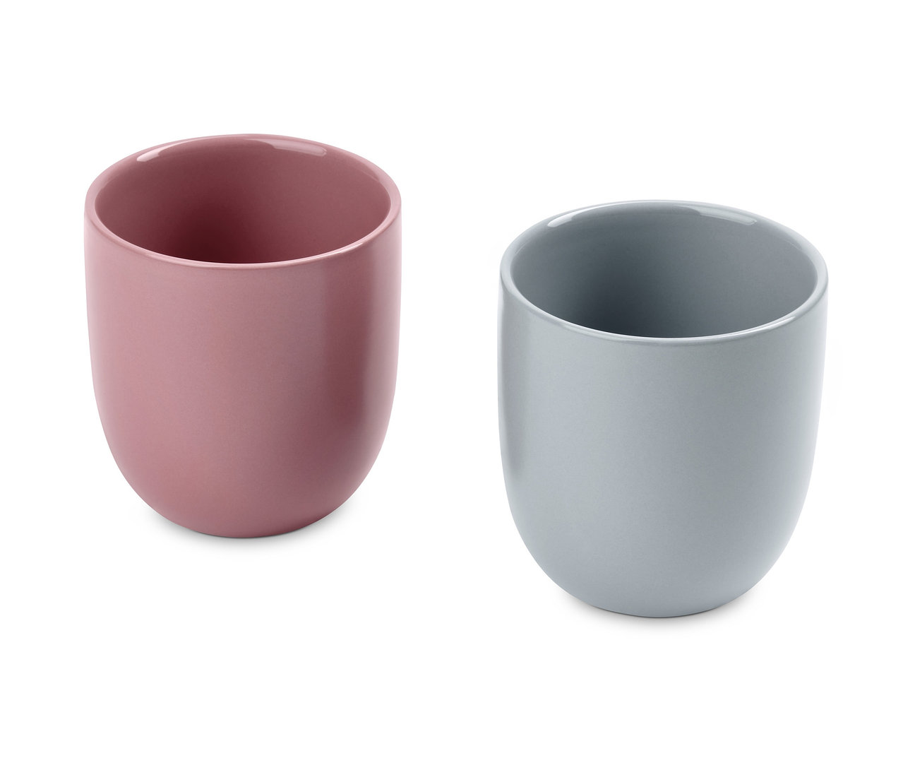 Zwei Trinkbecher auf einem weißen Hintergrund. Einer ist rosa, der andere grau.