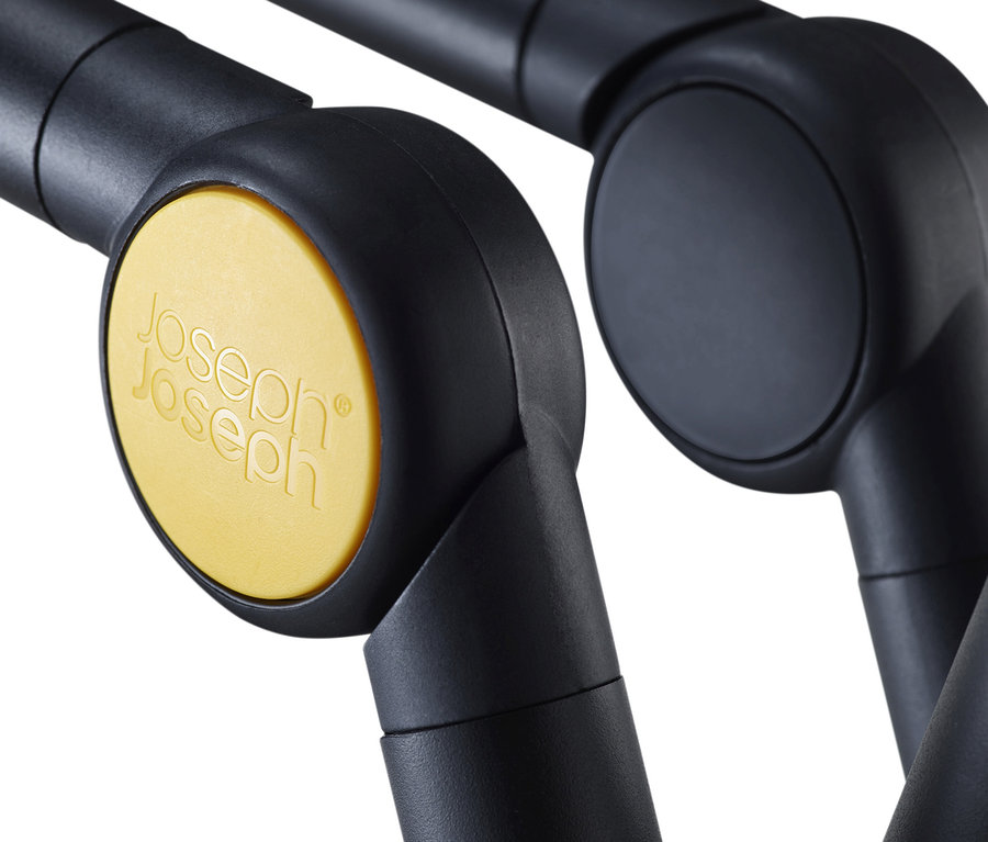 Detailaufnahme eines schwarzen Joseph Joseph Bügelbrett »Glide Plus«.