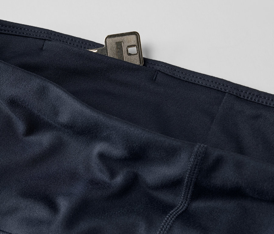 Detailaufnahme von dunkelblauen Sportradler mit Schlüssel in der Tasche.