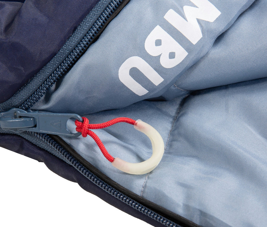 Detailaufnahme eines blauen Tambu Mumienschlafsacks »TALU 1500« mit Reißverschluss.