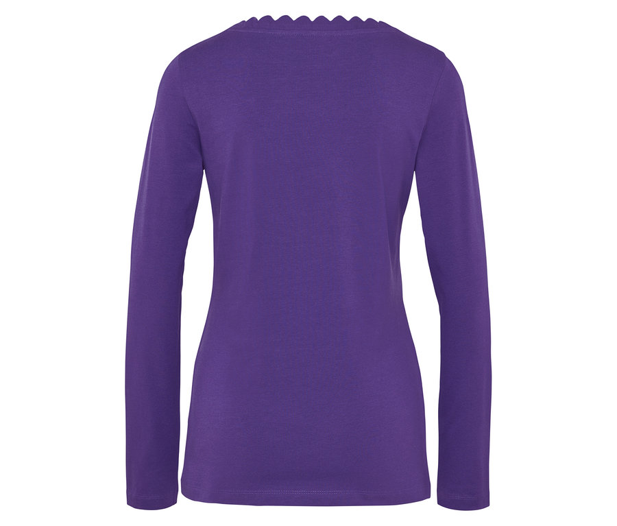Rückansicht eines violetten Langarmshirts mit gewelltem Ausschnitt.