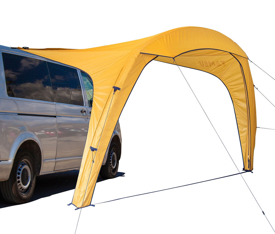 Silberner Lieferwagen mit gelbem Tambu Bus-Sonnensegel GATI an der Seite befestigt.