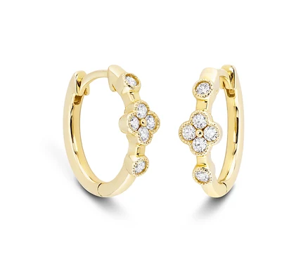 Nahaufnahme von goldenen Creolen 585 mit Diamanten.