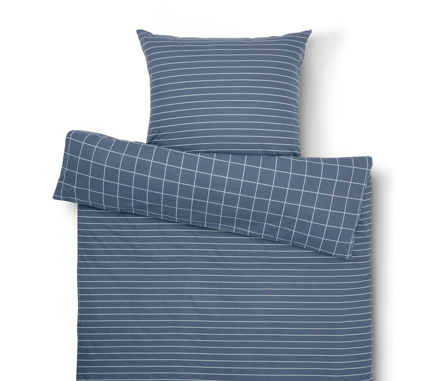 Blaues Bettwäsche-Set mit weißen Streifen und Karos.