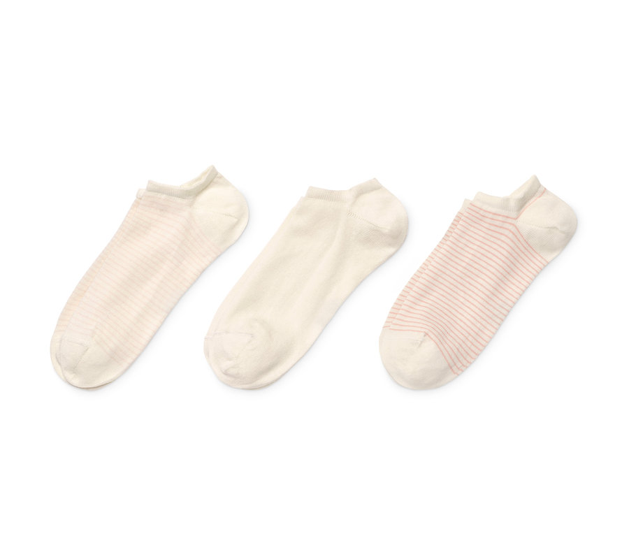 Drei Paar Sneakersocken liegen aufgereiht.