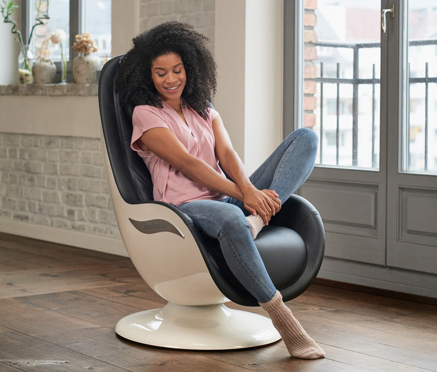 Frau sitzt im Medisana Massagesessel »RS 660«.