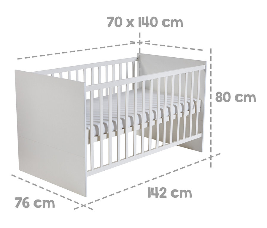 Kinderbett mit Größenangaben. Teil des roba Kinderzimmer-Sets "Maren" mit Bett, breiter Wickelkommode und 3-türigem Schrank.