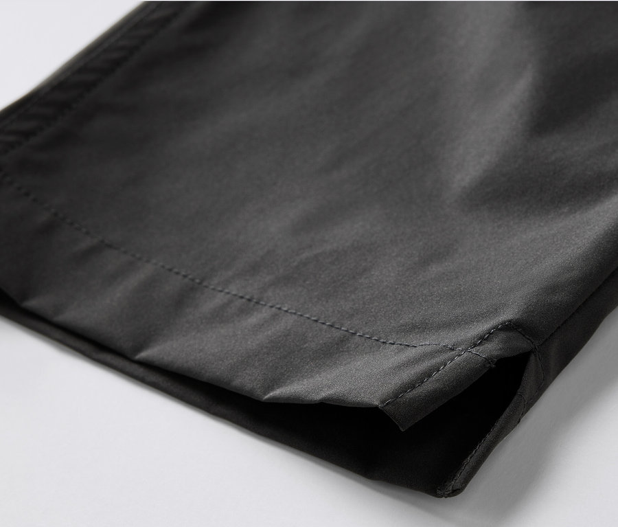 Detail einer Softshell-Funktionscapri.