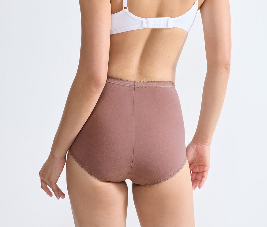 Person von hinten in weißem BH und sloggi Basic+ Maxi C3P Maxi-Slip in Cacao-Farbe.
