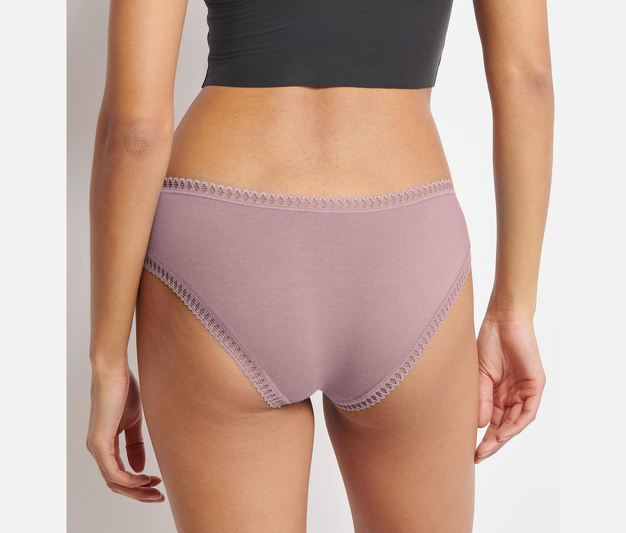 Nahaufnahme von hinten einer Frau mit schwarzem Top und roséfarbenen Sloggi GO Crush Hipster C3P Slips.