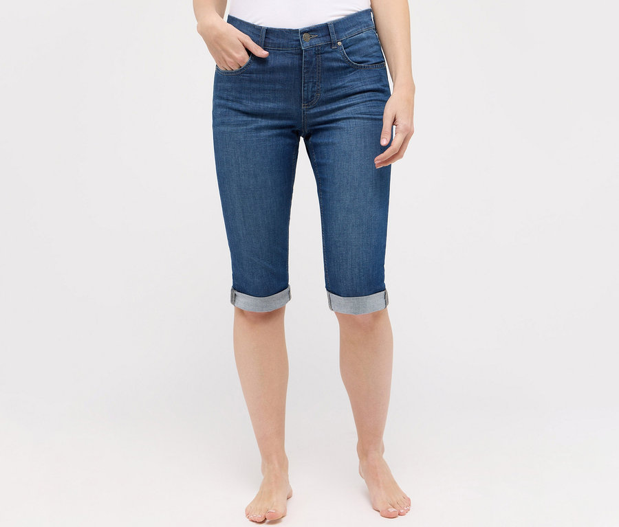 Person trägt Angels Jeans »Capri Turn-Up«, Slim Fit, in Mid Blue.
