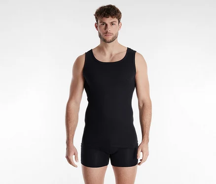 Mann trägt ein schwarzes Tom Tailor Unterhemd »Montana« und schwarze Boxershorts.