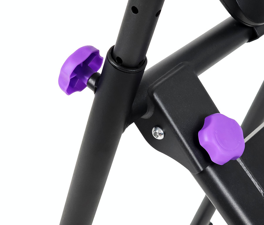 Nahaufnahme von schwarzen Metallteilen einer Maschine mit zwei violetten, sternförmigen Knöpfen.