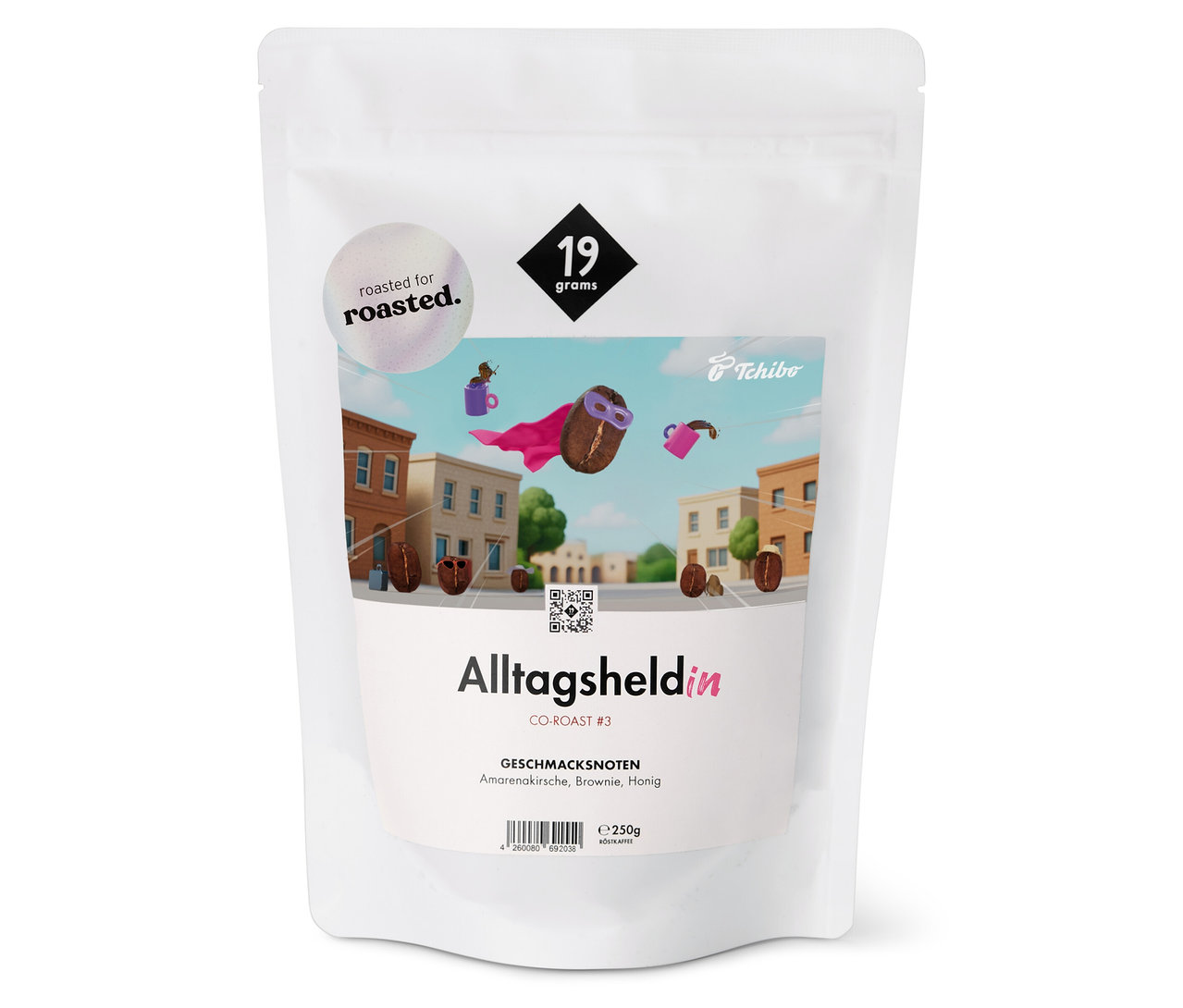 Weiße Tüte „19grams x roasted. - Alltagsheldin Co-Roast #3 Omni-Roast - 250 g Ganze Bohne“ mit Stadt- und Superheld-Kaffeebohnen-Illustrationen.