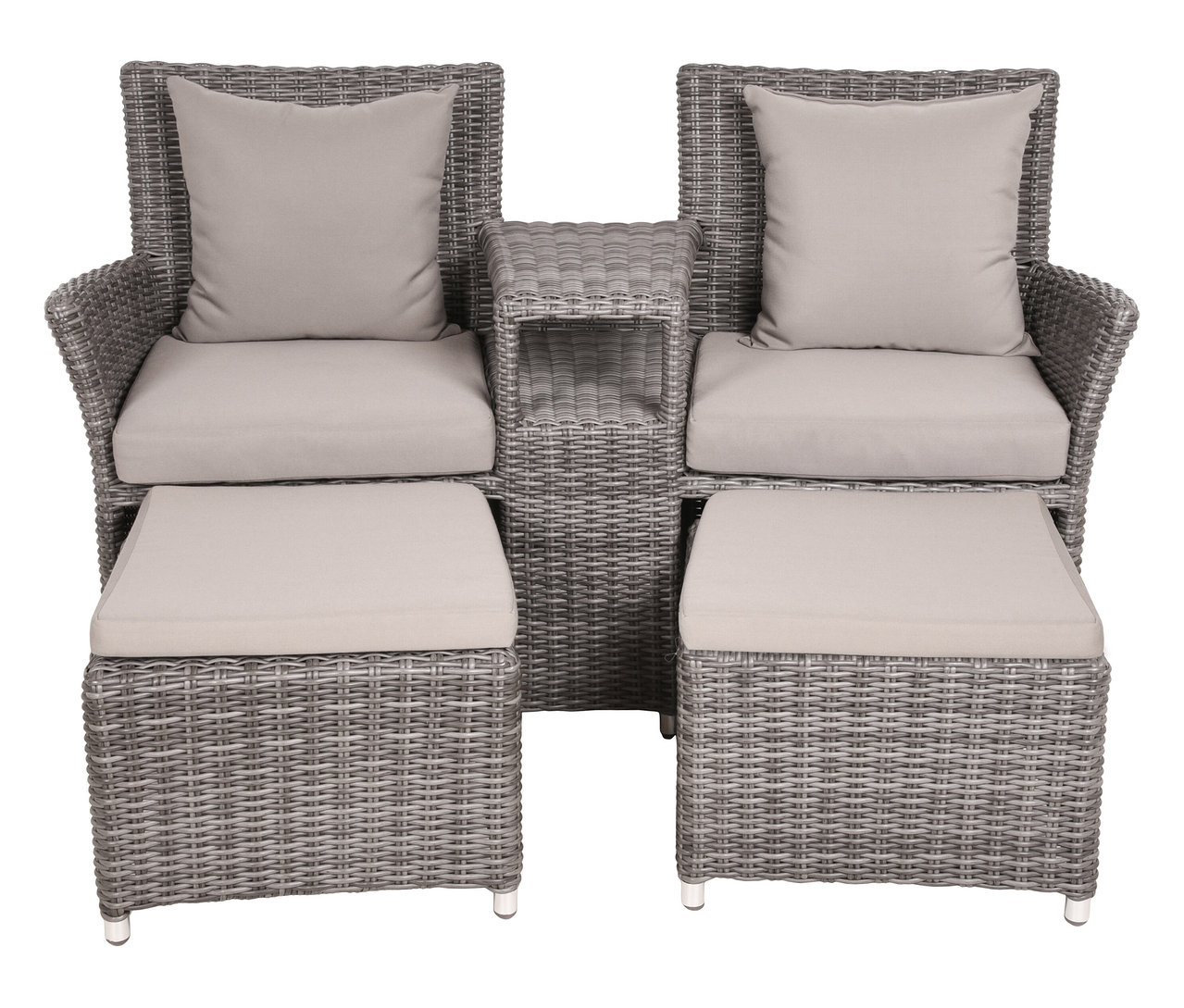 Zwei graue Rattansessel mit hellgrauen Kissen und Fußhockern, getrennt durch einen kleinen Tisch mit Ablage.