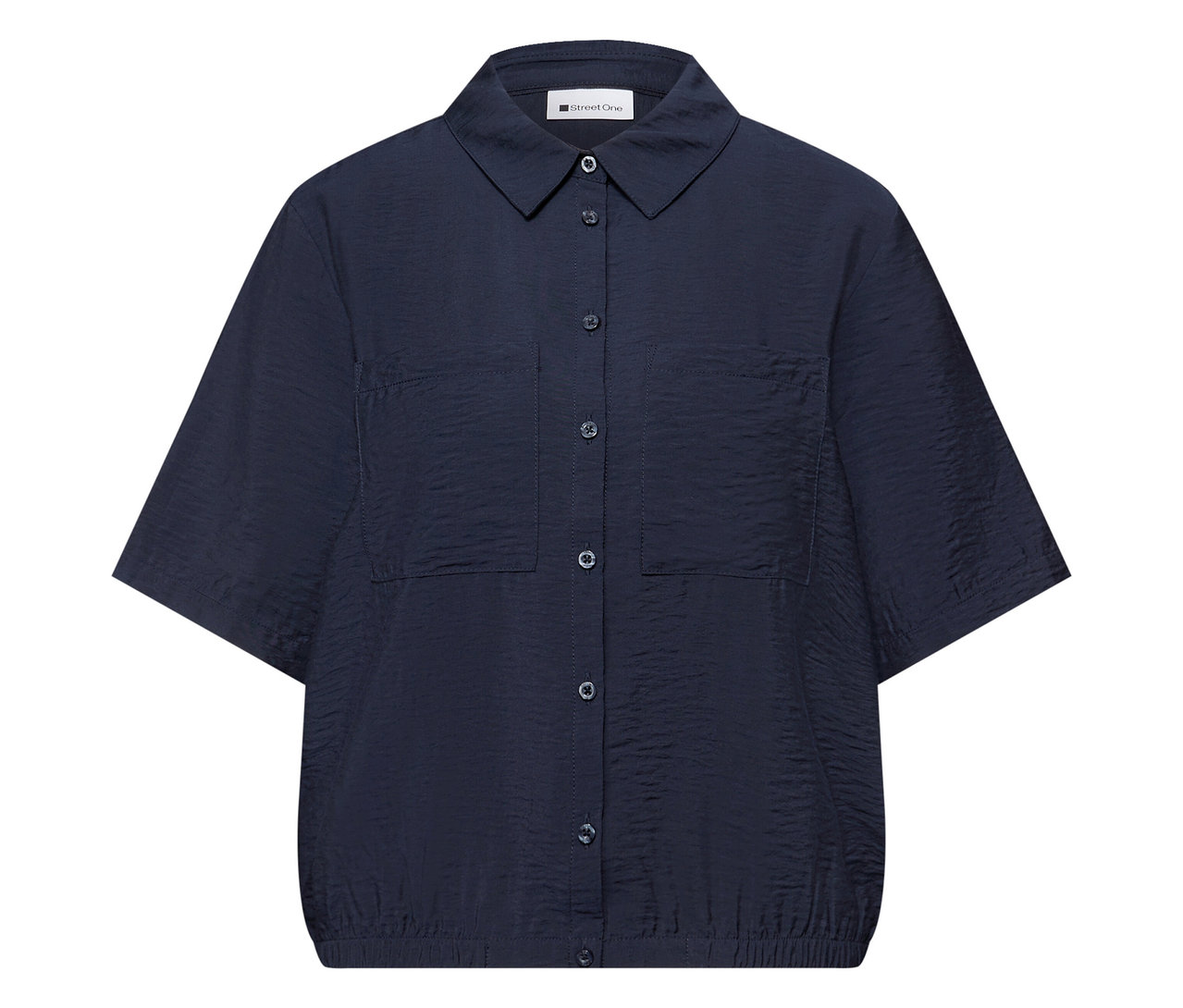 Nahaufnahme der Street One Hemdbluse in Dunkelblau mit kurzen Ärmeln und zwei Brusttaschen.