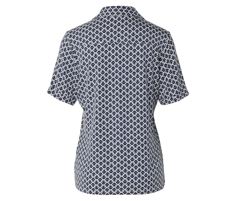 Rückansicht einer kurzärmeligen Bluse mit blau-weißem Muster.