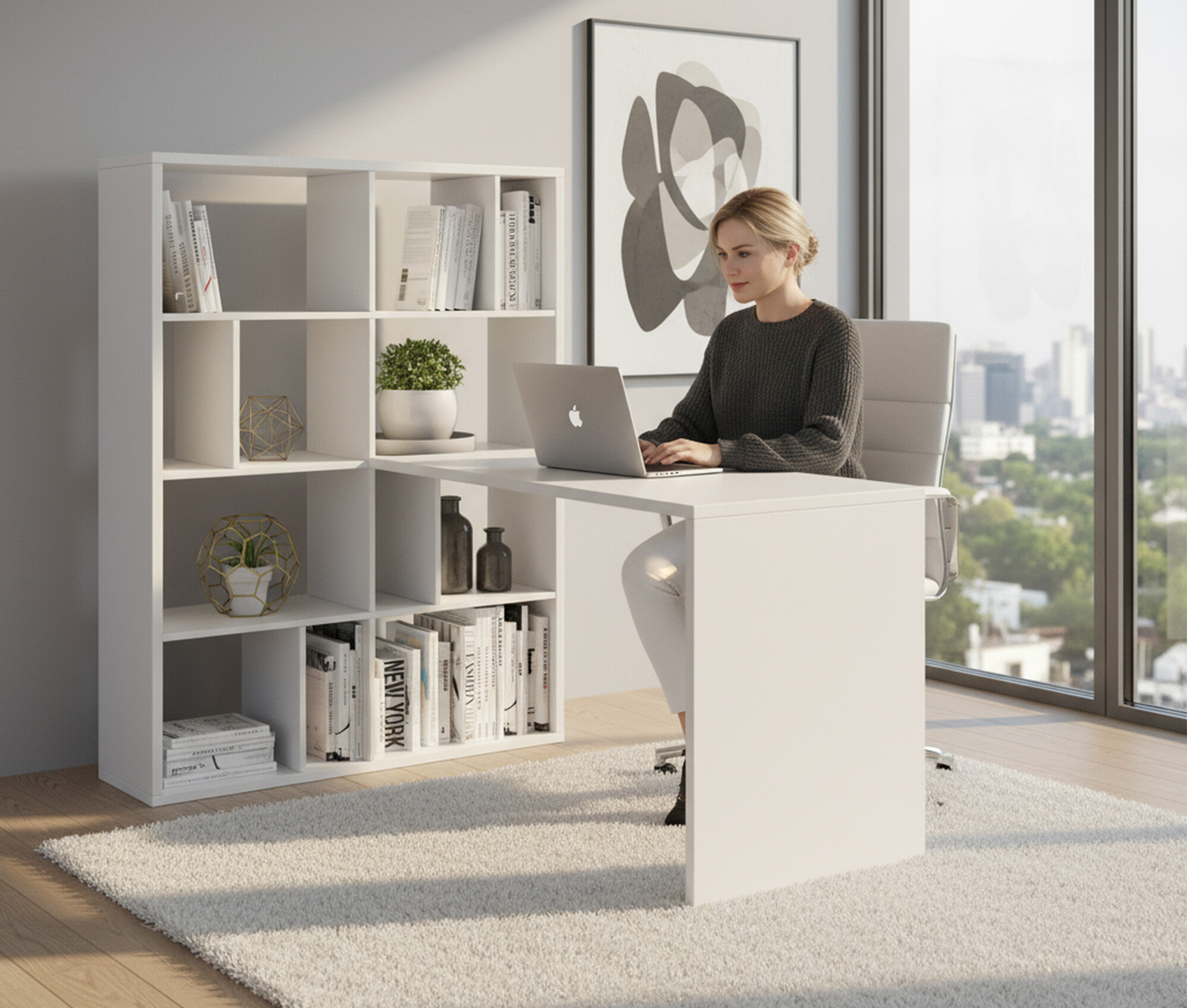 Frau sitzt am weißen Schreibtisch mit Laptop, daneben ein weißer Raumteiler mit Regalen von Roba.