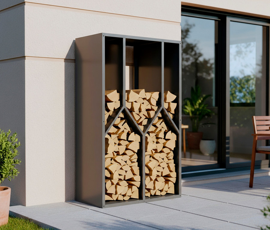 Ein graues Holzregal steht auf einer Terrasse und ist mit Holzscheiten gefüllt.