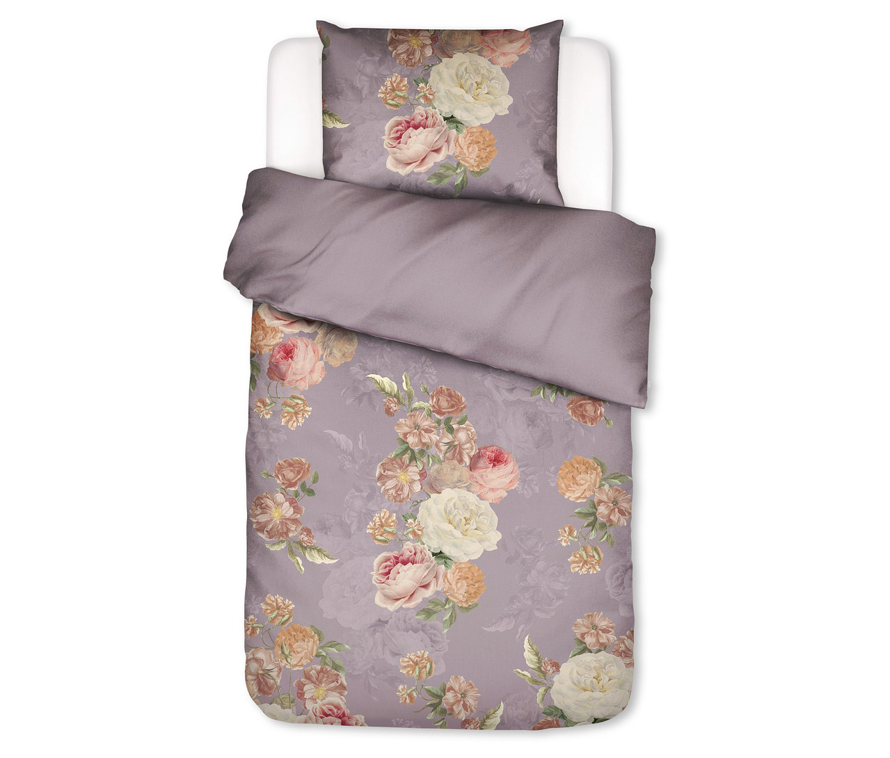 Essenza Satin-Bettwäsche Orianna mit lila Hintergrund und Blumenmuster aus rosa, cremefarbenen und pfirsichfarbenen Rosen. Der Bettbezug ist teilweise umgeschlagen und zeigt eine einfarbige lila Rückseite, dazu ein passender Kissenbezug oben.