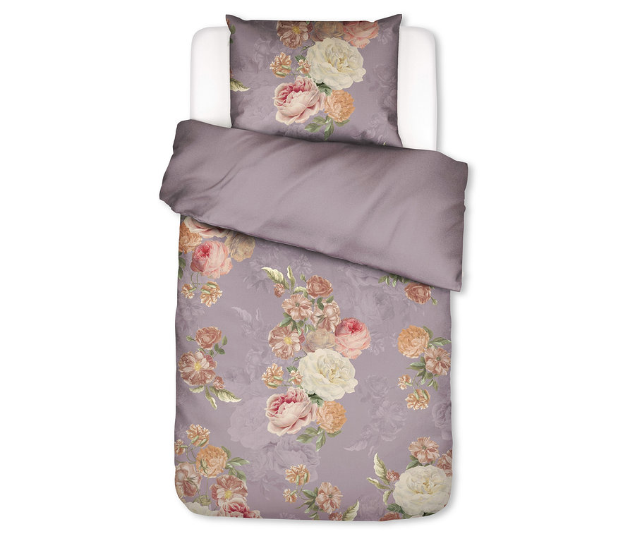 Essenza Satin-Bettwäsche Orianna mit lila Hintergrund und Blumenmuster aus rosa, cremefarbenen und pfirsichfarbenen Rosen. Der Bettbezug ist teilweise umgeschlagen und zeigt eine einfarbige lila Rückseite, dazu ein passender Kissenbezug oben.
