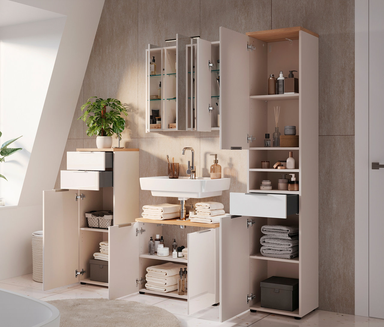 Badezimmer-Anordnung mit Waschbecken, Spiegel und Schränken in neutralen Farben, einige Türen und Schubladen sind offen.