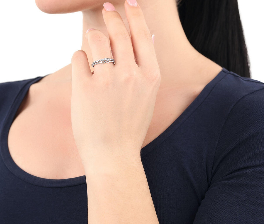 Frau trägt Amor Ring mit Herz-Symbol.
