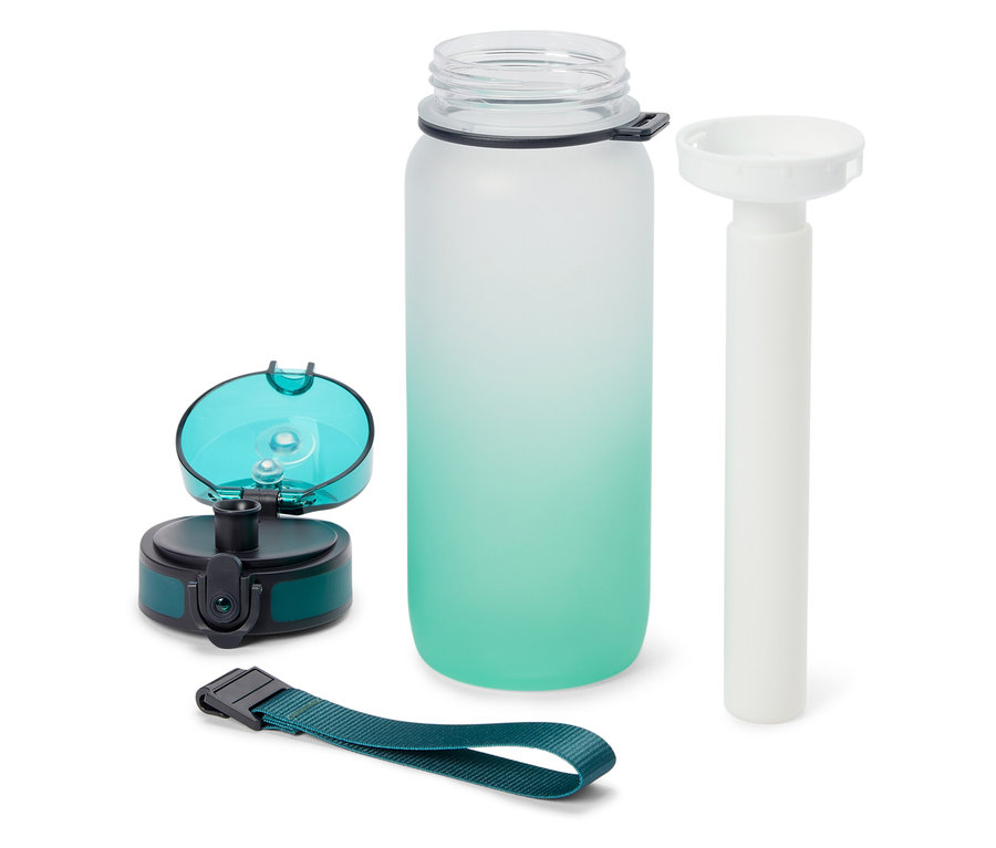 Eine mattierte Wasserflasche mit blaugrünem Farbverlauf steht neben einem Deckel, einem Trinkhalm und einem Riemen auf einem weißen Hintergrund.