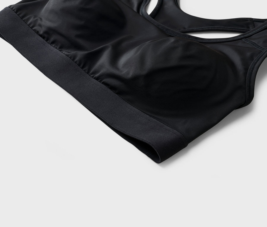 Nahaufnahme eines schwarzen Sport-BHs mit breitem Unterbrustband.